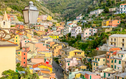 Vista del paese dalla terrazza vicino al castello, Riomaggiore, Cinque Terre