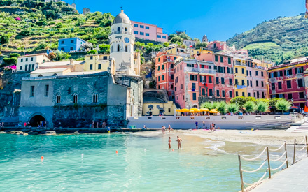 Piccola spiaggia nel centro del paese, Vernazza, Cinque Terre