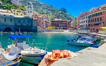 Pizza da asporto sul lungomare con vista, Vernazza, Cinque Terre